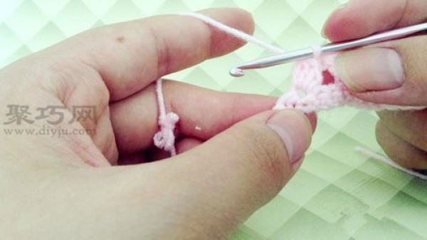 Simple crochet stitches: illustration of date needle crochet