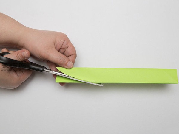 The easiest way to fold a paper knife. Learn how to fold a fruit knife in 5 steps.