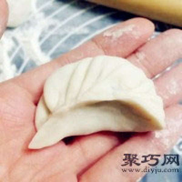 Illustration of how to make leek and shrimp skin dumplings. How to make crescent moon dumplings.