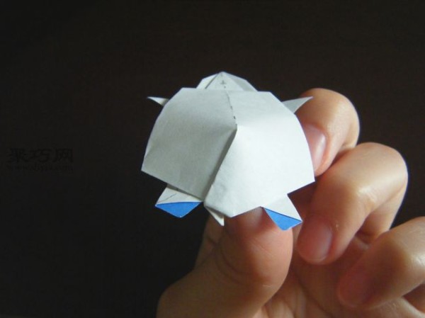 Childrens small animal origami tutorial teaches you how to fold a 3D turtle