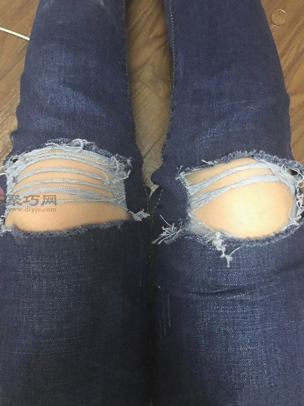 Super simple DIY method for fashionable knee ripped jeans from old jeans