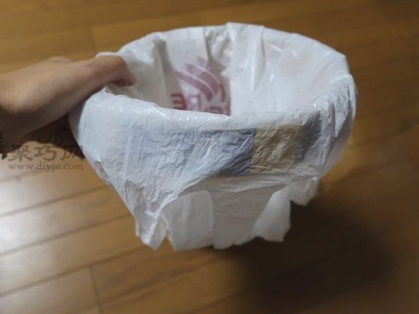 Tips for fixing plastic bags in trash cans to make your trash can no longer messy