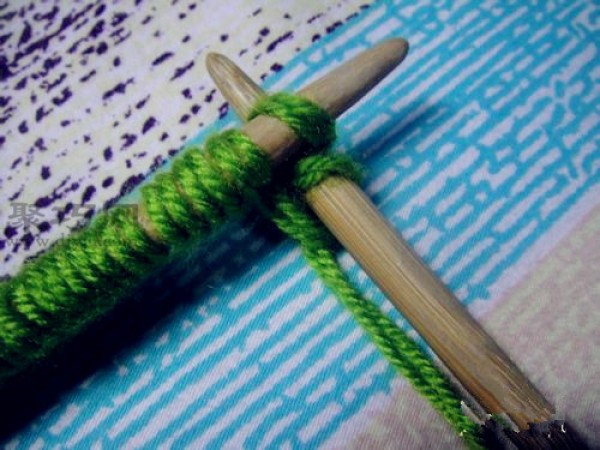 Stick needle knitting scarf tutorial teaches you how to knit a scarf easily and beautifully