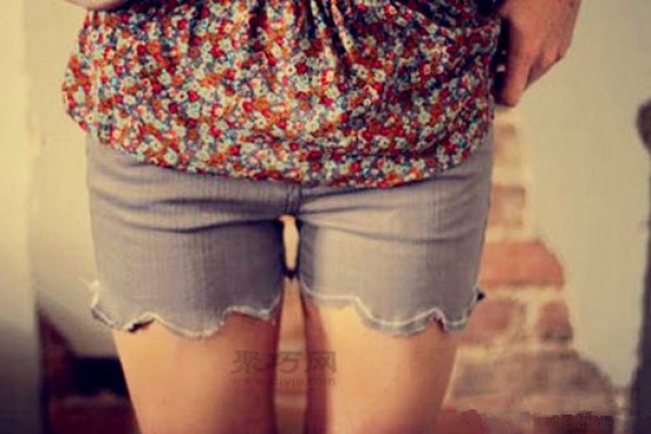 How to transform old jeans into lace shorts. Teach you four steps to DIY jeans into shorts.