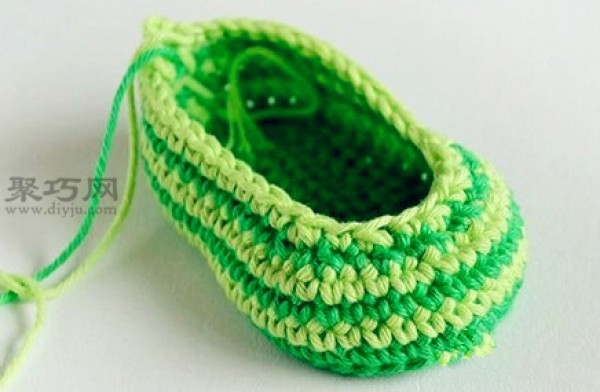 Tutorial on long crocheted baby shoes. Teach you how to knit baby woolen shoes.