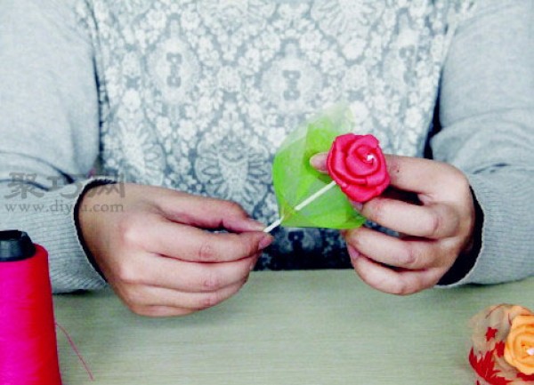 Illustration of how to fold colored plastic cotton roses How to DIY sponge paper roses by hand