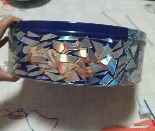 Don’t throw away old CDs. This way of turning waste into treasure is a fun and beautiful decorative storage box.