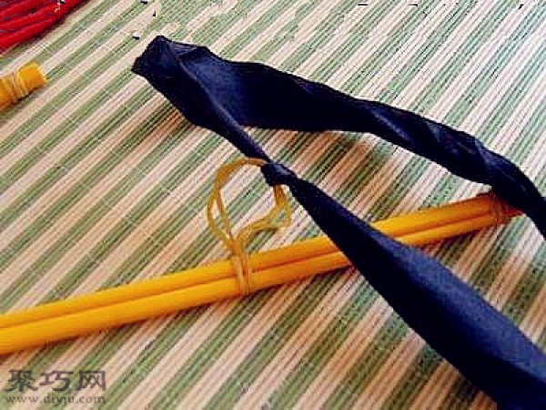 Used chopsticks diy simple baby clothes hanging