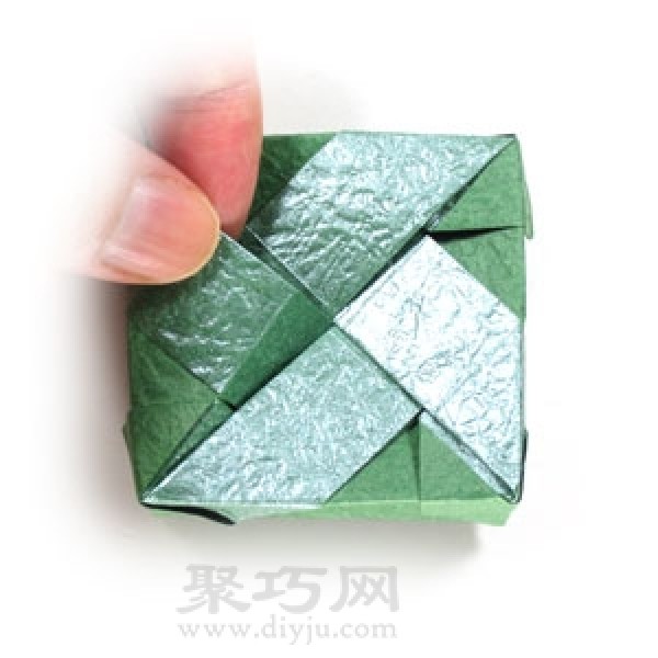 Simple origami illustration of a square box with lid