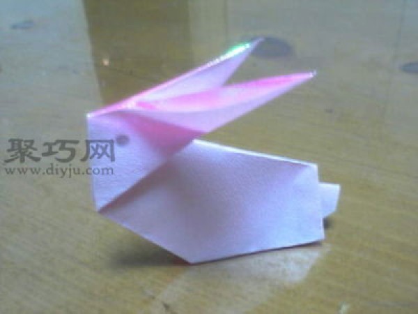 How to fold a rabbit with paper. Illustration of how to fold a three-dimensional paper rabbit.