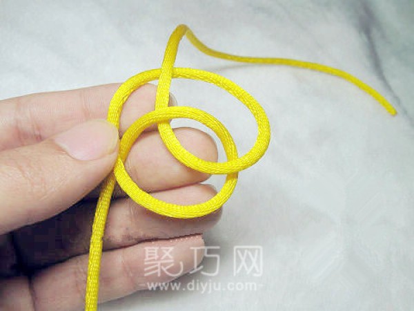 How to braid three strands and five flowers (in Chinese characters) Illustrated tutorial on how to braid Chinese knotted strands