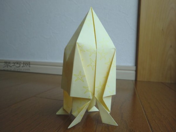 Childrens creative DIY origami three-dimensional rocket making illustrated tutorial