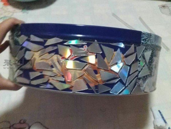 Don’t throw away old CDs. This way of turning waste into treasure is a fun and beautiful decorative storage box.