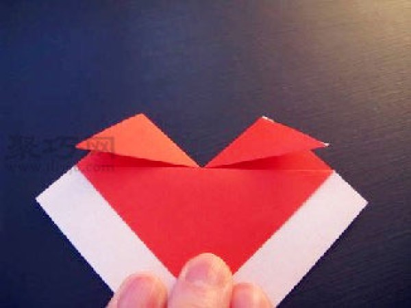 Heart-shaped origami that can be used to make envelopes Simple origami heart illustrated tutorial