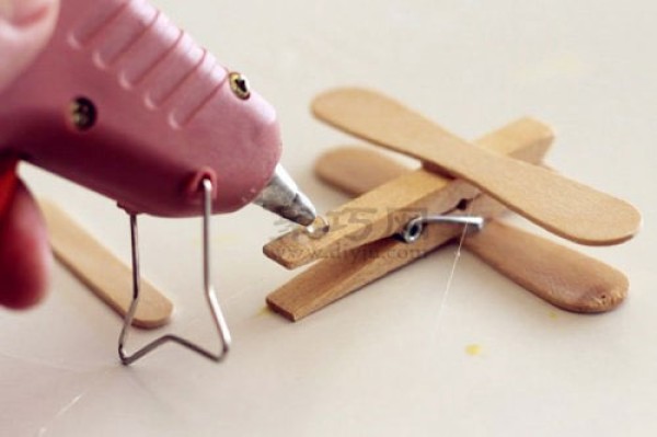 Handmade airplane with ice cream sticks, DIY mini airplane with clothespins and popsicle sticks