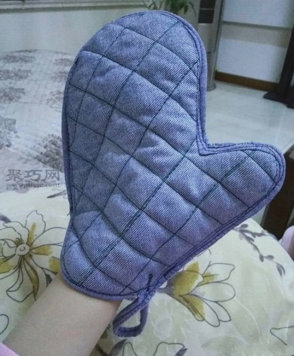 Illustrated tutorial on how to make simple and practical oven insulation gloves using old denim clothes.