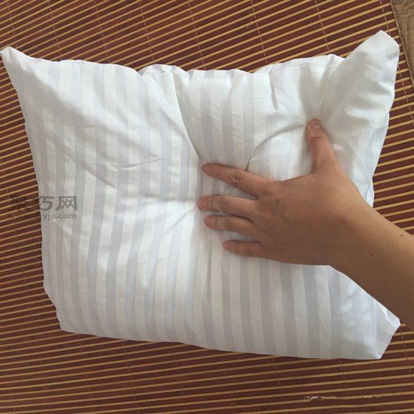 DIY pillow tutorial teaches you how to transform an old plaid shirt into a pillowcase