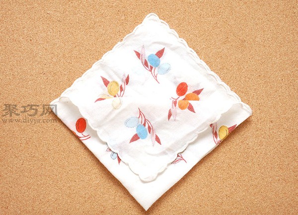 Napkin Folding Illustrated Tutorial Teach you how to quickly fold a diamond-shaped napkin bag