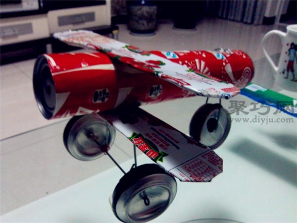 How to make a can airplane. How to make a propeller airplane from a can.