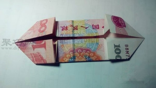 Illustrated tutorial on folding double hearts using 100 yuan.