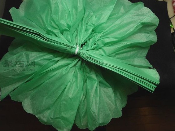 Tutorial on how to make handmade paper flowers. Use crepe paper to make exquisite paper flowers.