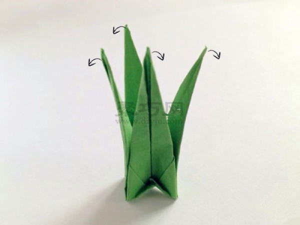 Illustration of folding calyx. Teach you how to make origami calyx by hand.