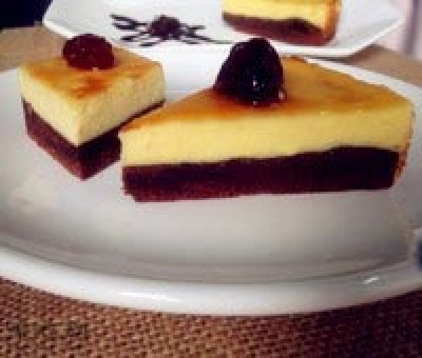 How to make whole egg brownie cheesecake. Picture of how to make eight-inch brownie cheesecake without cracking.