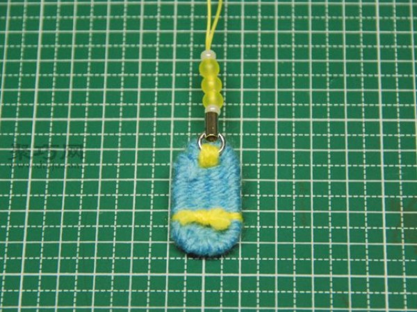 Illustration of how to knit wool pendant. Tutorial on how to knit wool pendant.