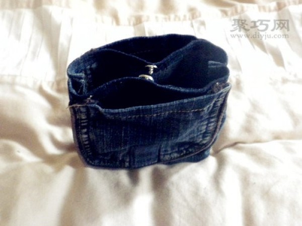 Renovate old jeans into a sandwich bag. Illustration of how to make a denim coin purse.