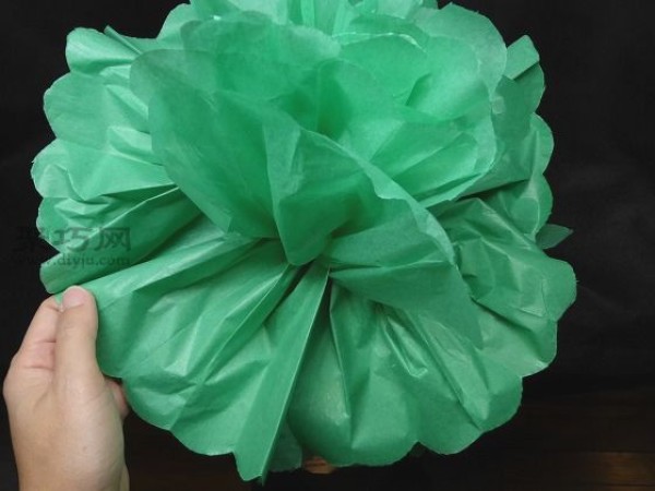 Tutorial on how to make handmade paper flowers. Use crepe paper to make exquisite paper flowers.