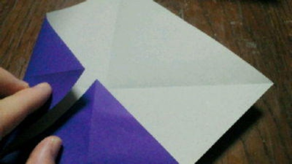 Tutorial on hand-folding paper boats with canopies. Illustration of how to fold origami boats for children.