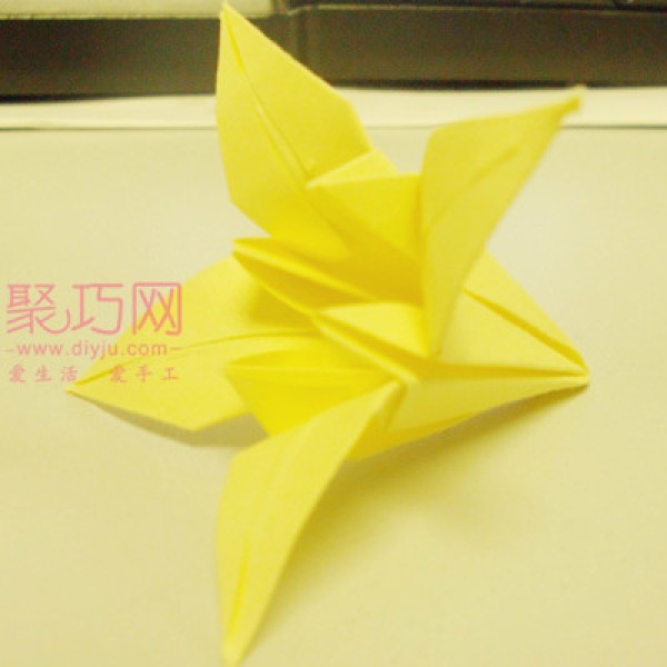 Illustration of how to fold a lily Origami lily tutorial