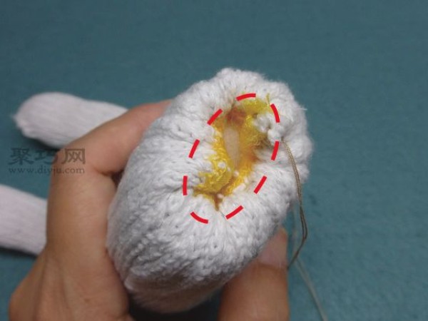 Illustration of how to make cute cartoon dolls using cloth gloves