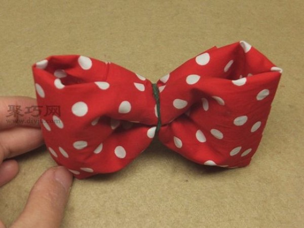 Mickey Mouse headband making tutorial. Learn how to make a cute fabric bow headband.