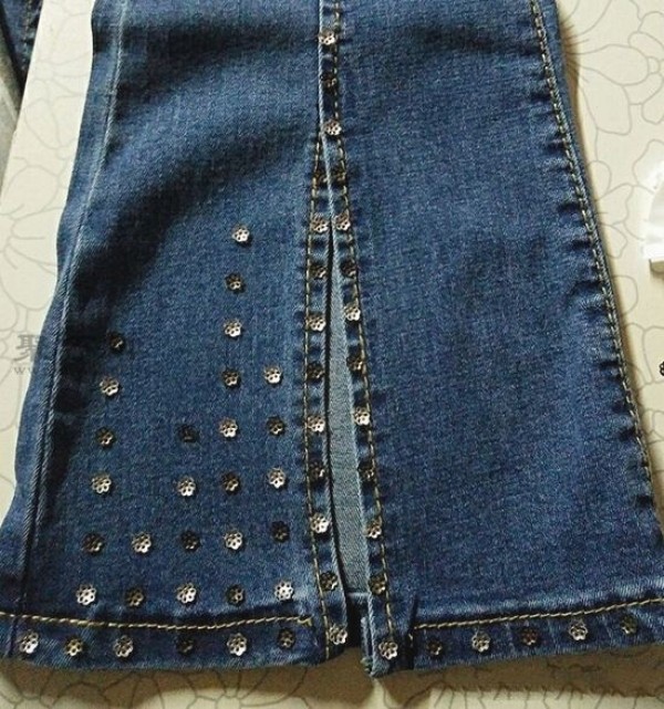 How to cut the hems of jeans fashionably? Watch this tutorial on transforming old jeans into fashionable pants.