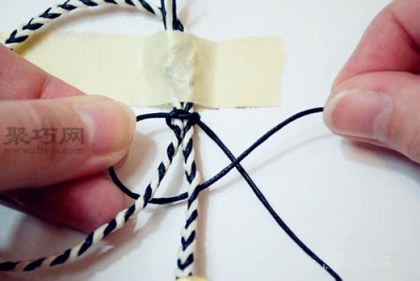 Illustration of how to weave a bracelet by hand. Teach you how to weave a bracelet.