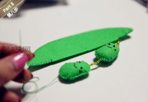 DIY handmade fabric hanging ornaments, homemade pea bag hanging ornaments illustrated tutorial