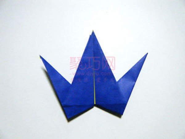 Illustrated tutorial on how to fold a paper crane with moving wings