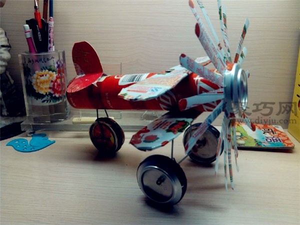 How to make a can airplane. How to make a propeller airplane from a can.