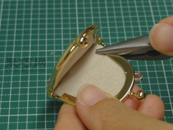 Exquisite lip-gold bag making tutorial teaches you how to make a small bag with metal pendants