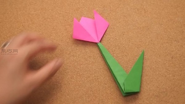 Steps to make handmade paper flowers. Let’s see how to DIY paper flowers.