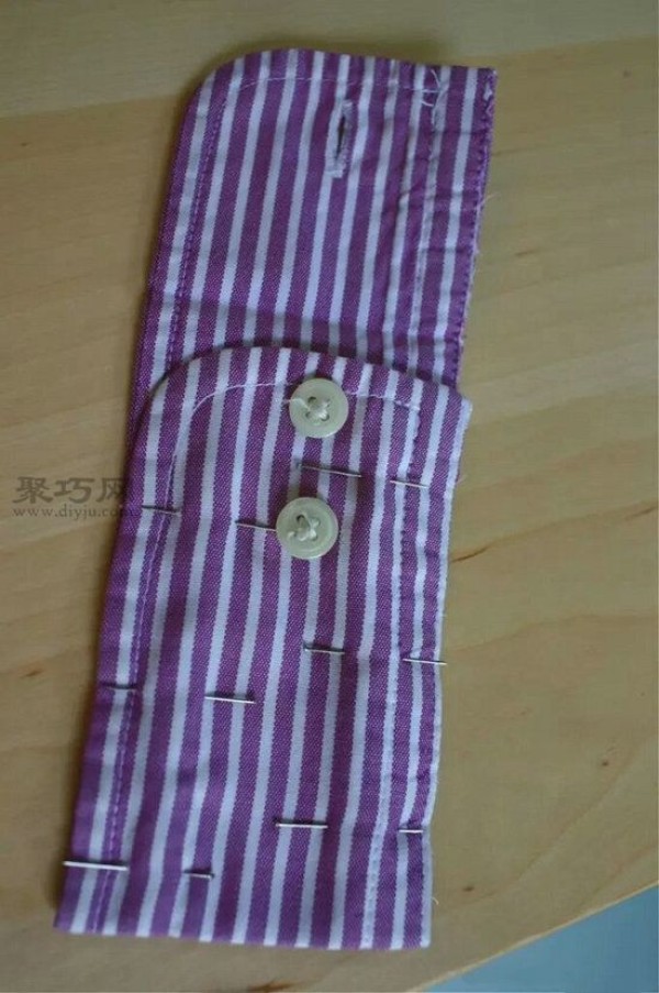 DIY coin purse tutorial on old striped shirt cuffs. Teach you how to fashion a small striped purse.