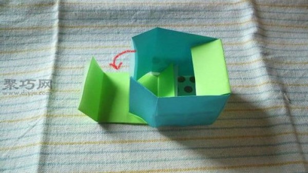 How to fold a simple square How to fold paper into a three-dimensional square