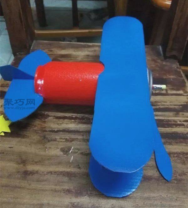 How to make a super simple propeller airplane model by hand using cans and old cardboard boxes