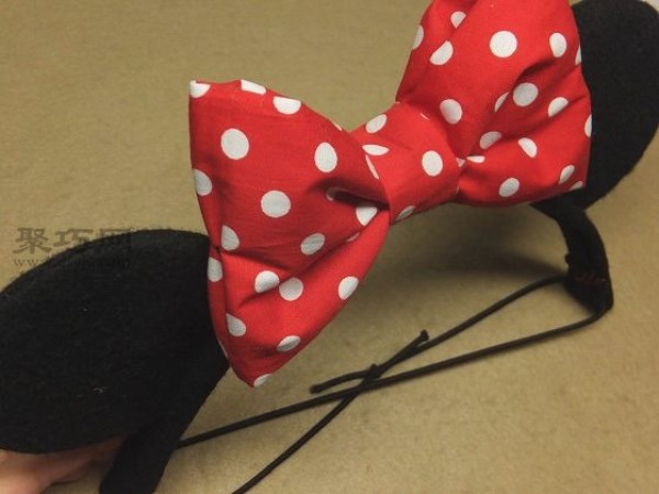 Mickey Mouse headband making tutorial. Learn how to make a cute fabric bow headband.