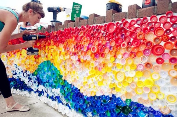 Turn waste bottles into treasure and create a beautiful rainbow wall creatively