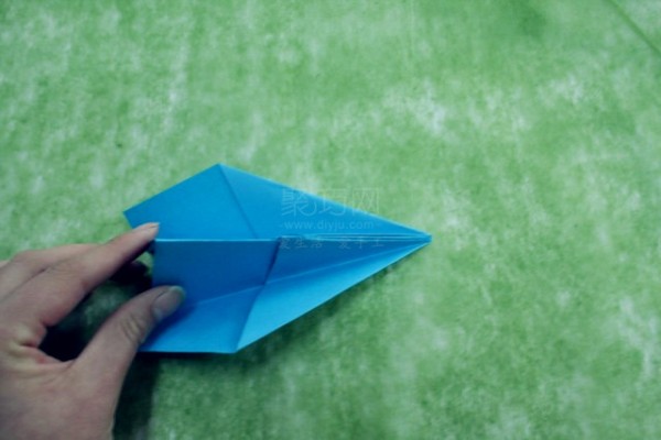 Learn how to fold a paper airplane in 1 minute. The simplest illustration of an origami airplane.