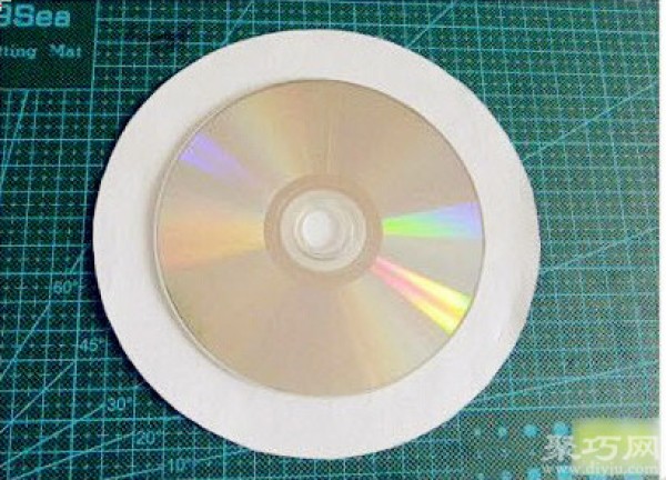 CD coaster tutorial teaches you how to make simple coasters by hand using waste CDs