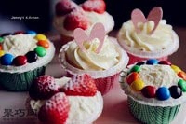 How to make fresh cream chiffon cupcakes. How to make chiffon cupcakes in various flavors.