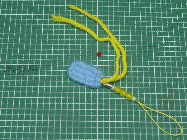 Illustration of how to knit wool pendant. Tutorial on how to knit wool pendant.